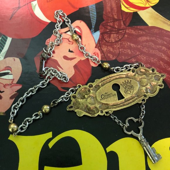 Classic Hardware Key & Key hole Necklace - Picture 4 of 9